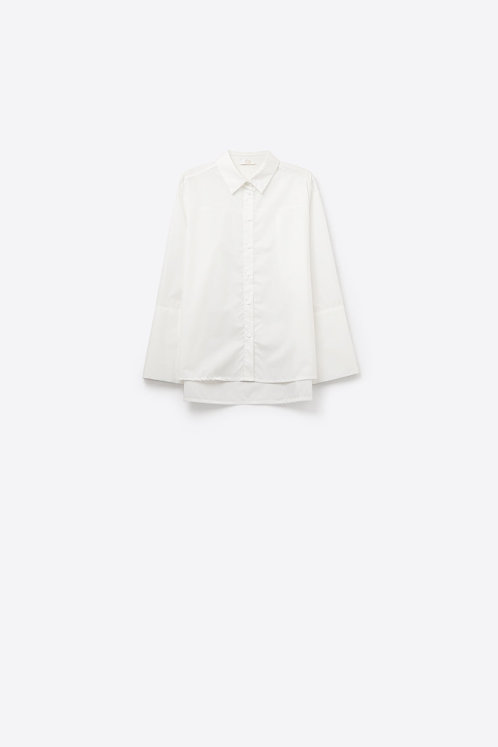 Camisa blanca de popelina con cuello polo fotografía de producto