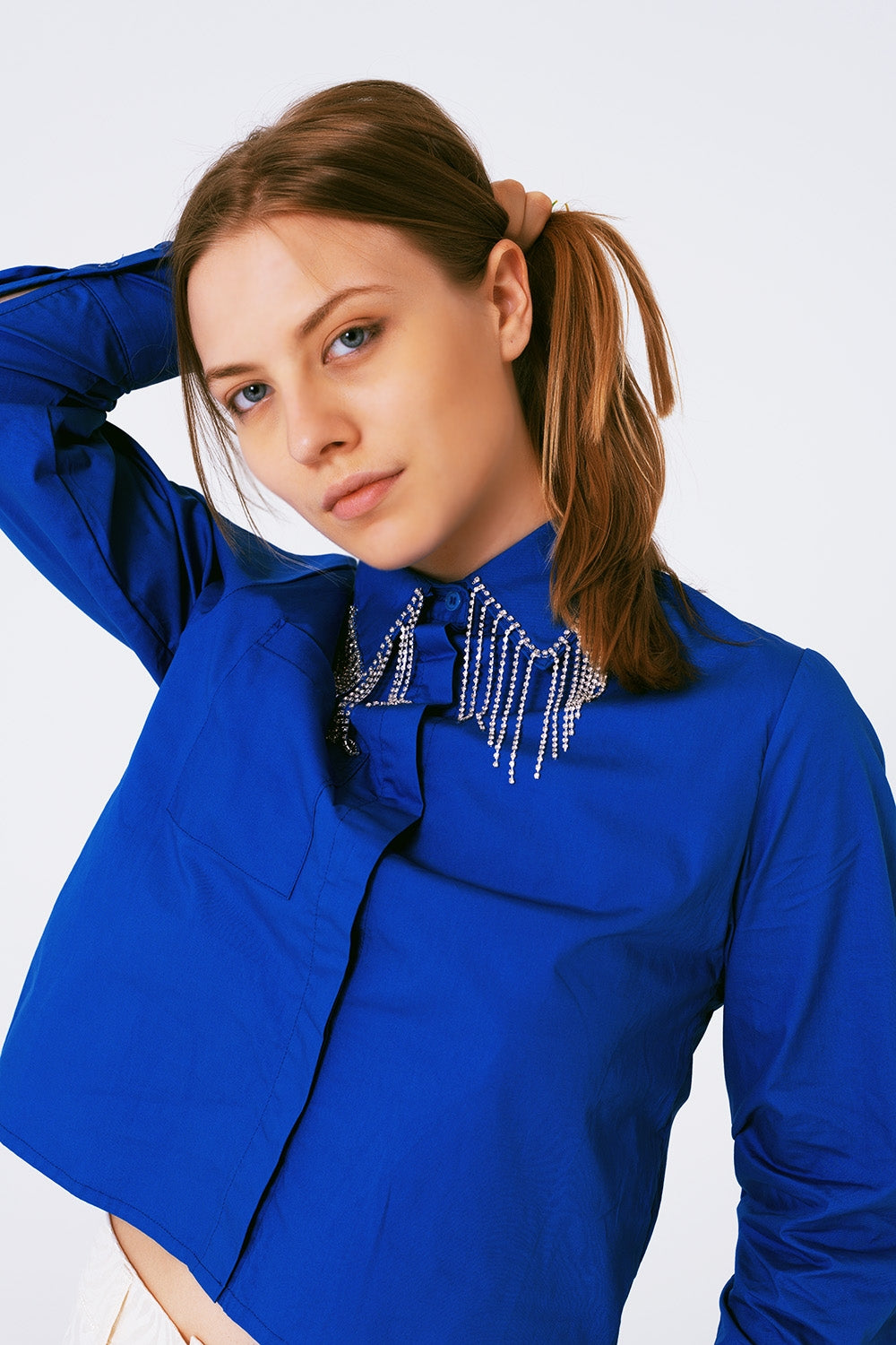 Camisa con cuello de strass y flecos en azul