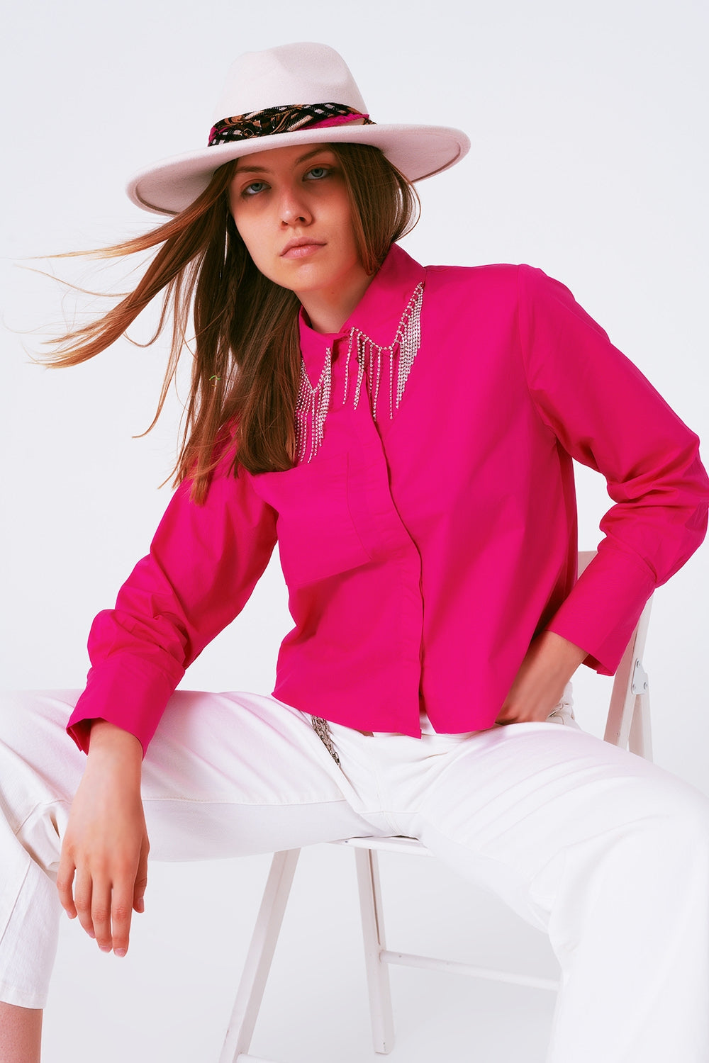 Camisa con cuello de strass y flecos en fuxia