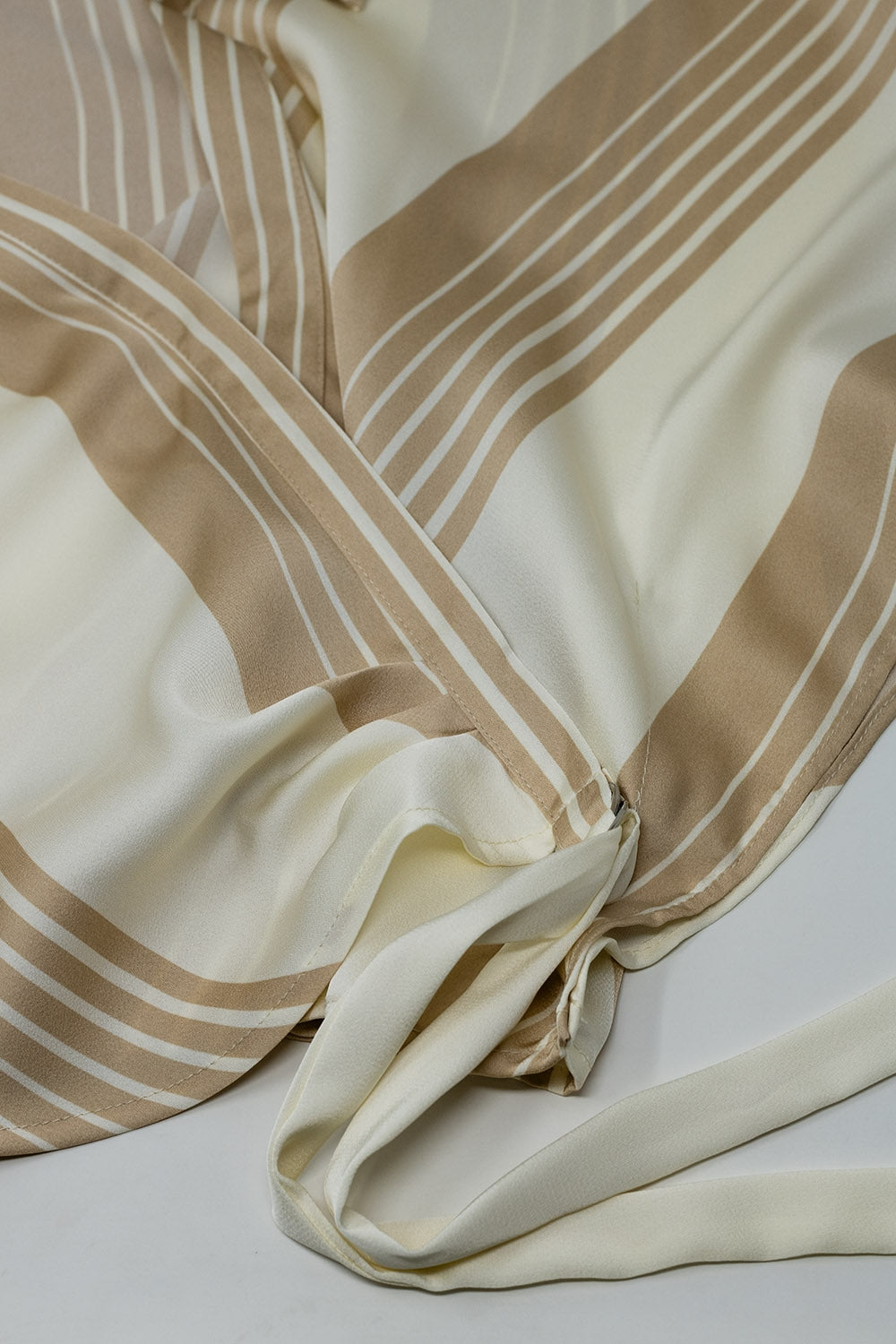 Camisa Crema Atada Al Lado Con Cuello En V