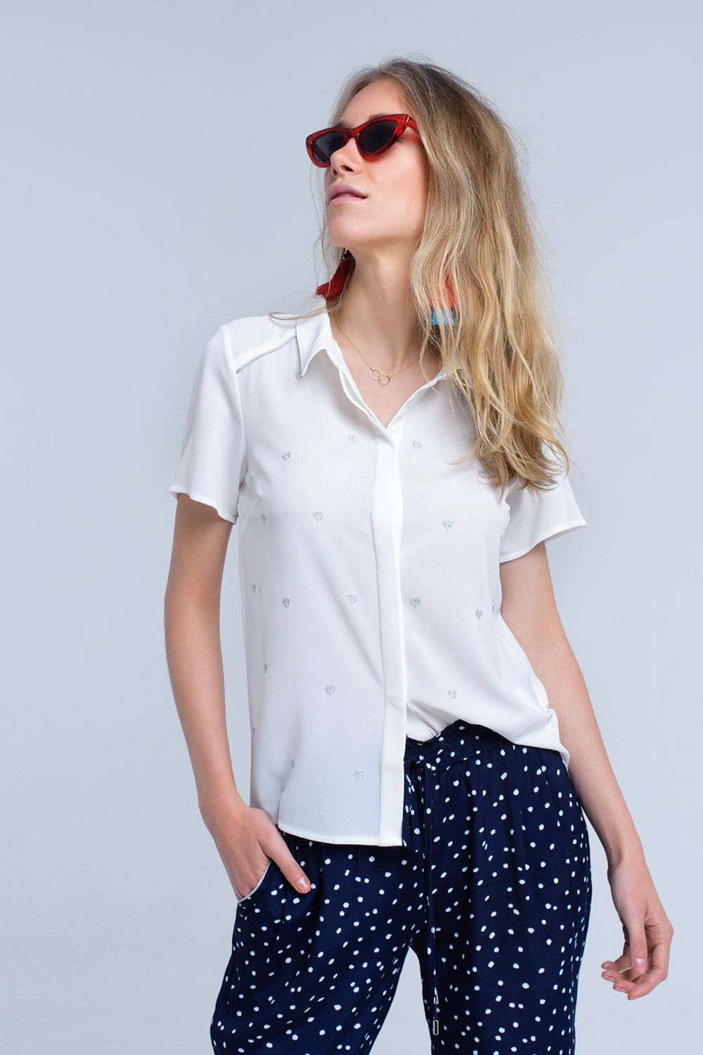Q2 Camisa crema con bordado de corazones