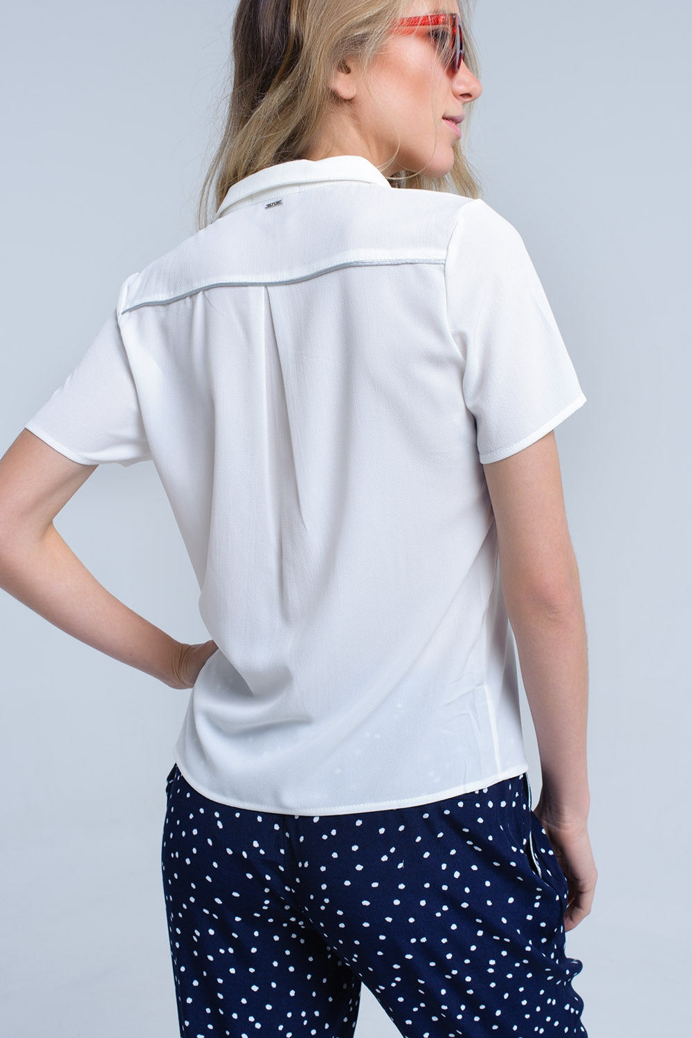 Camisa crema con bordado de corazones