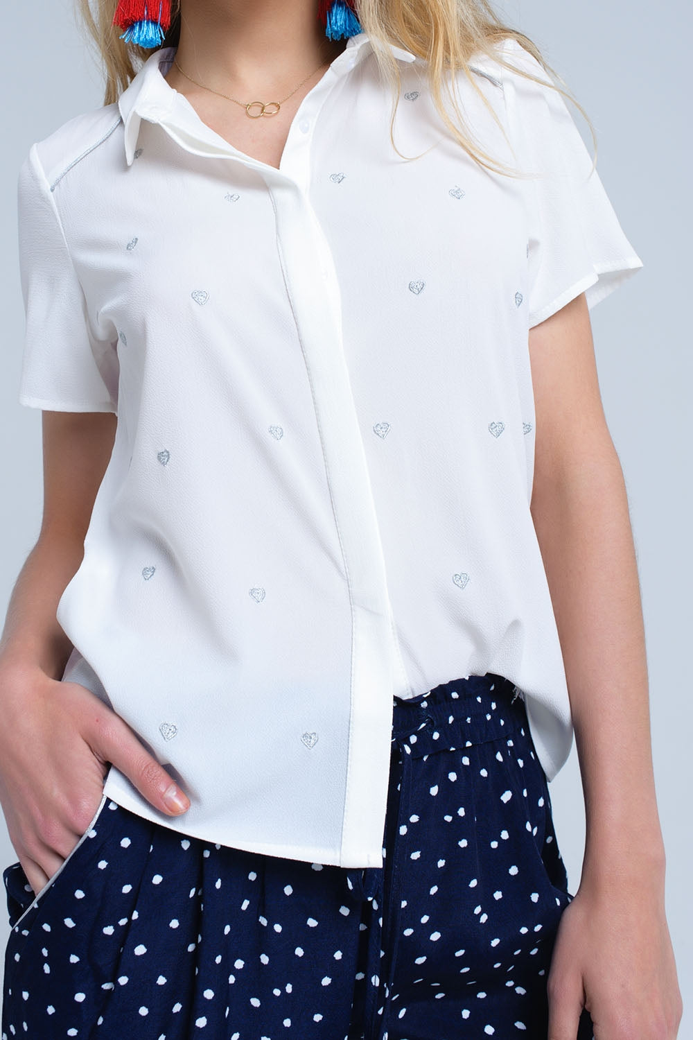 Camisa crema con bordado de corazones