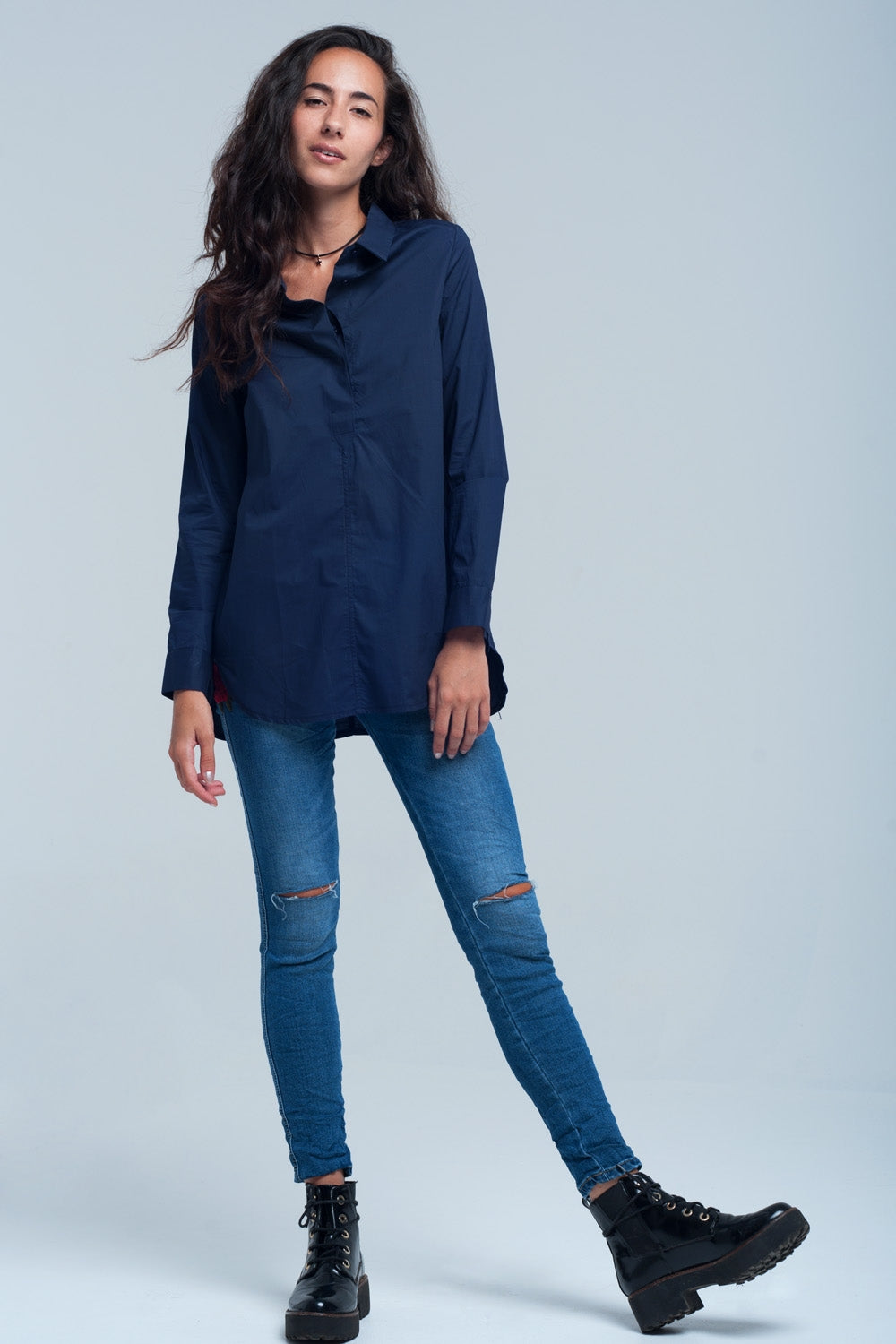 Q2 Camisa de color azul oscuro