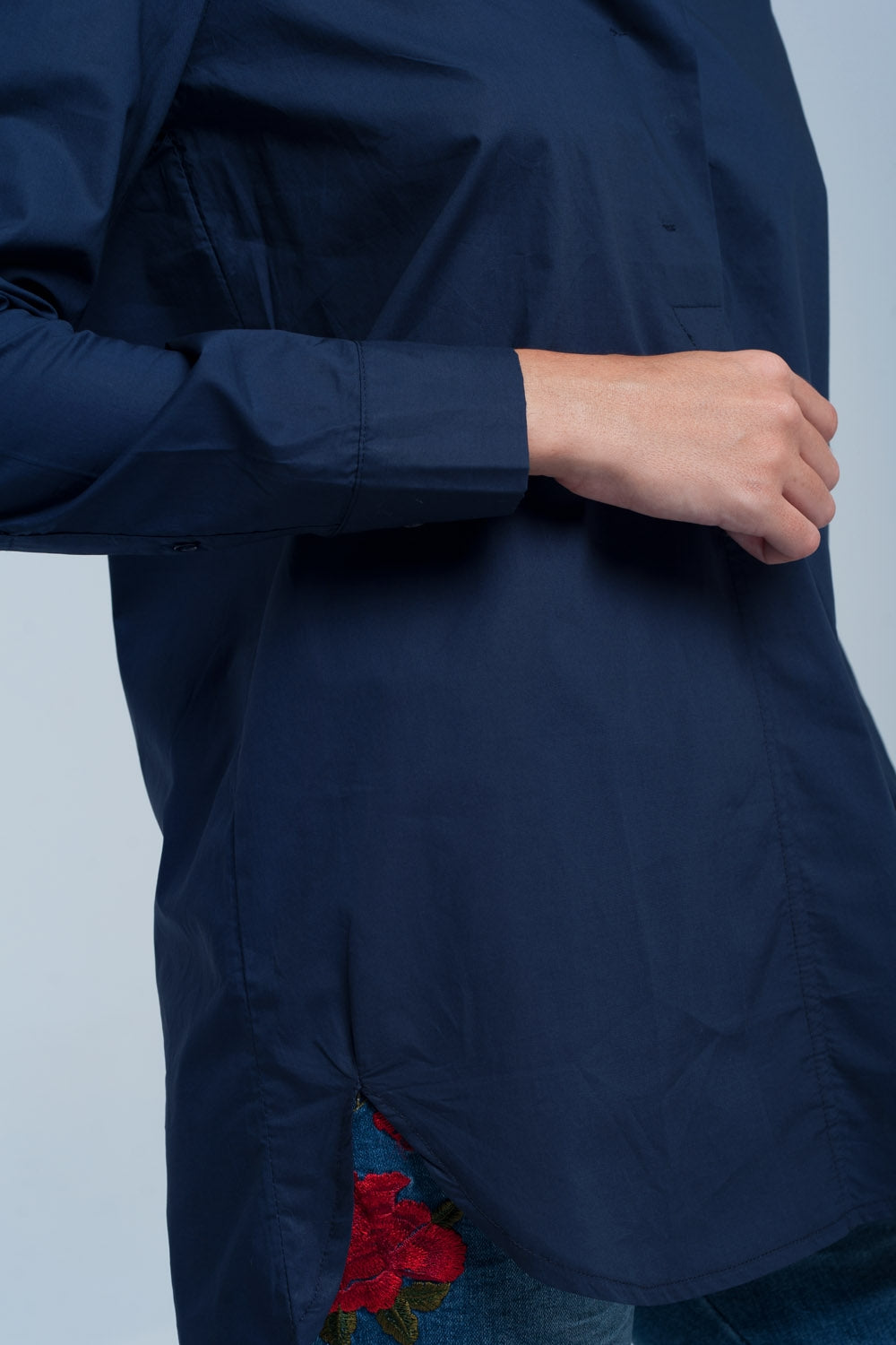 Camisa de color azul oscuro