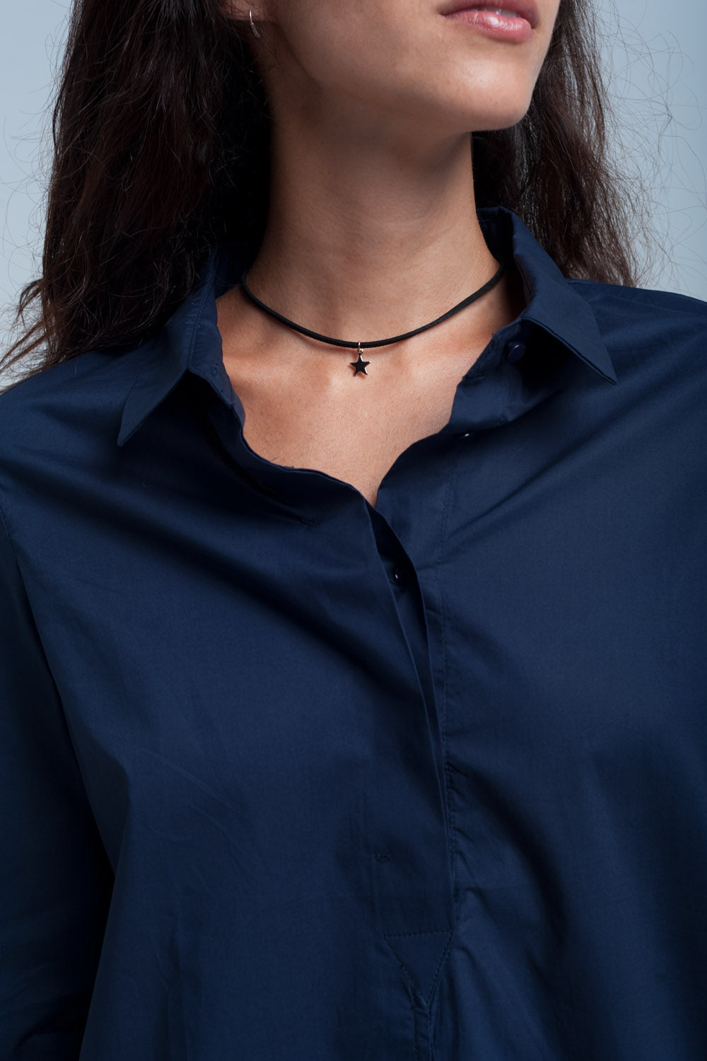 Camisa de color azul oscuro