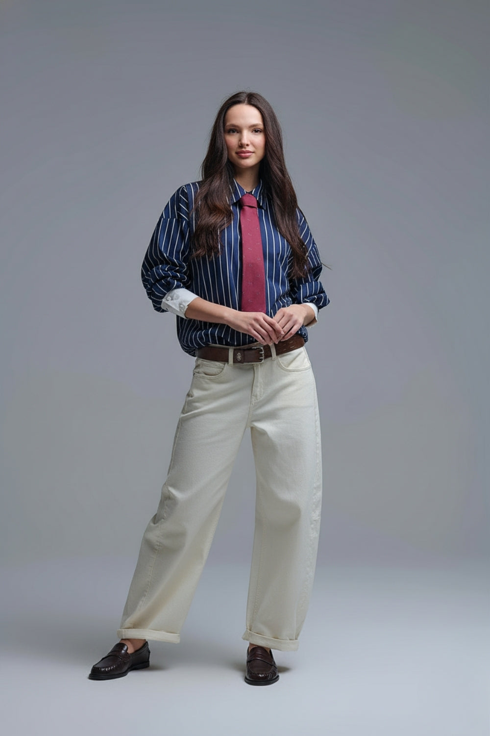 Camisa de cuello alto a rayas azul marino en suave popelín