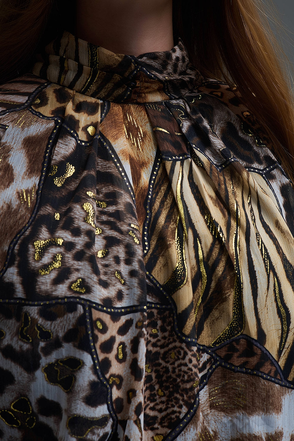 camisa de gasa animal print con detalles dorados