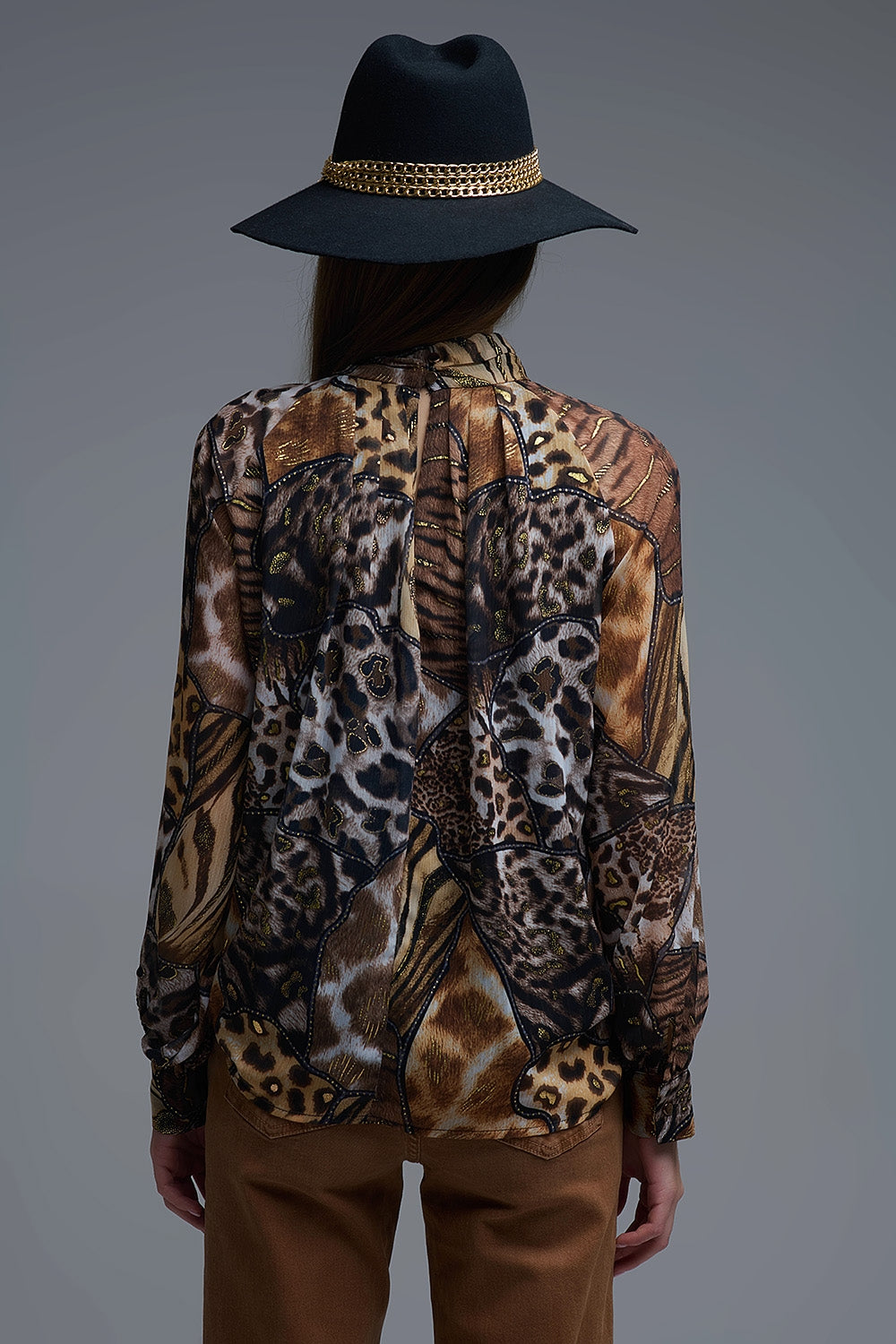 camisa de gasa animal print con detalles dorados