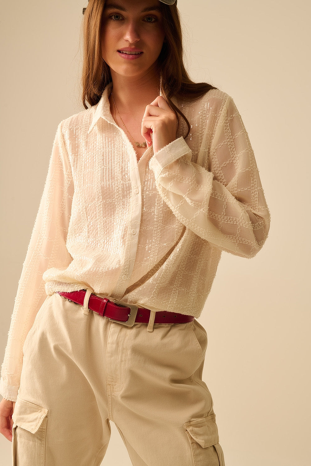 Camisa de gasa beige con detalle de lentejuelas