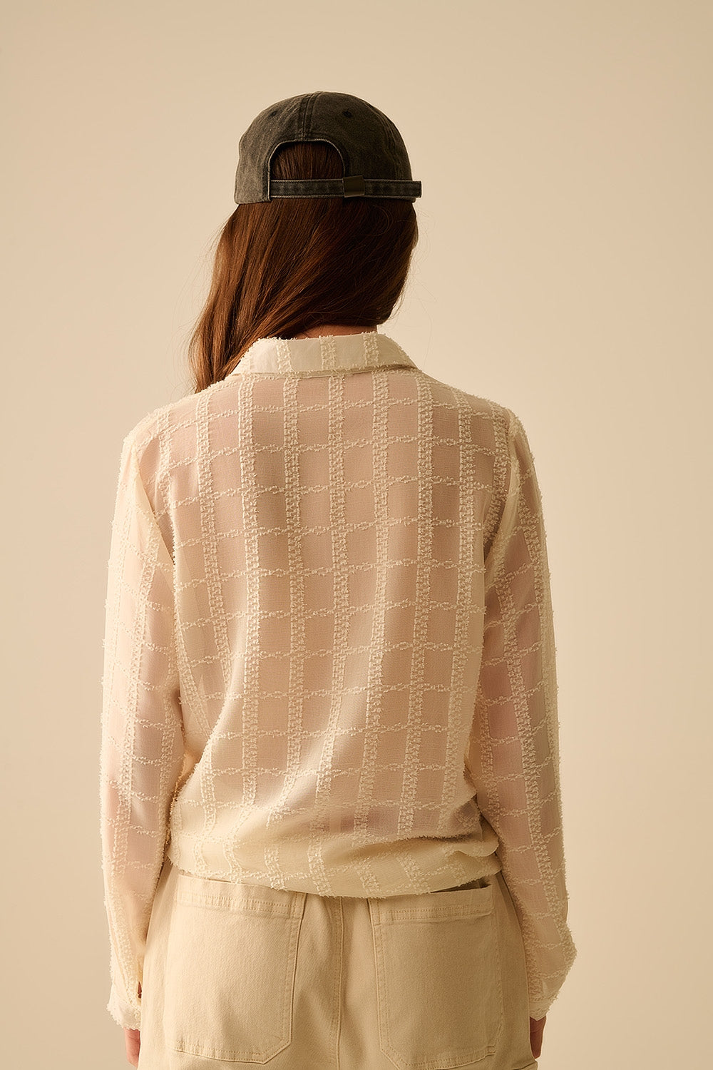 Blusa con estampado a cuadros y lentejuelas vista trasera.