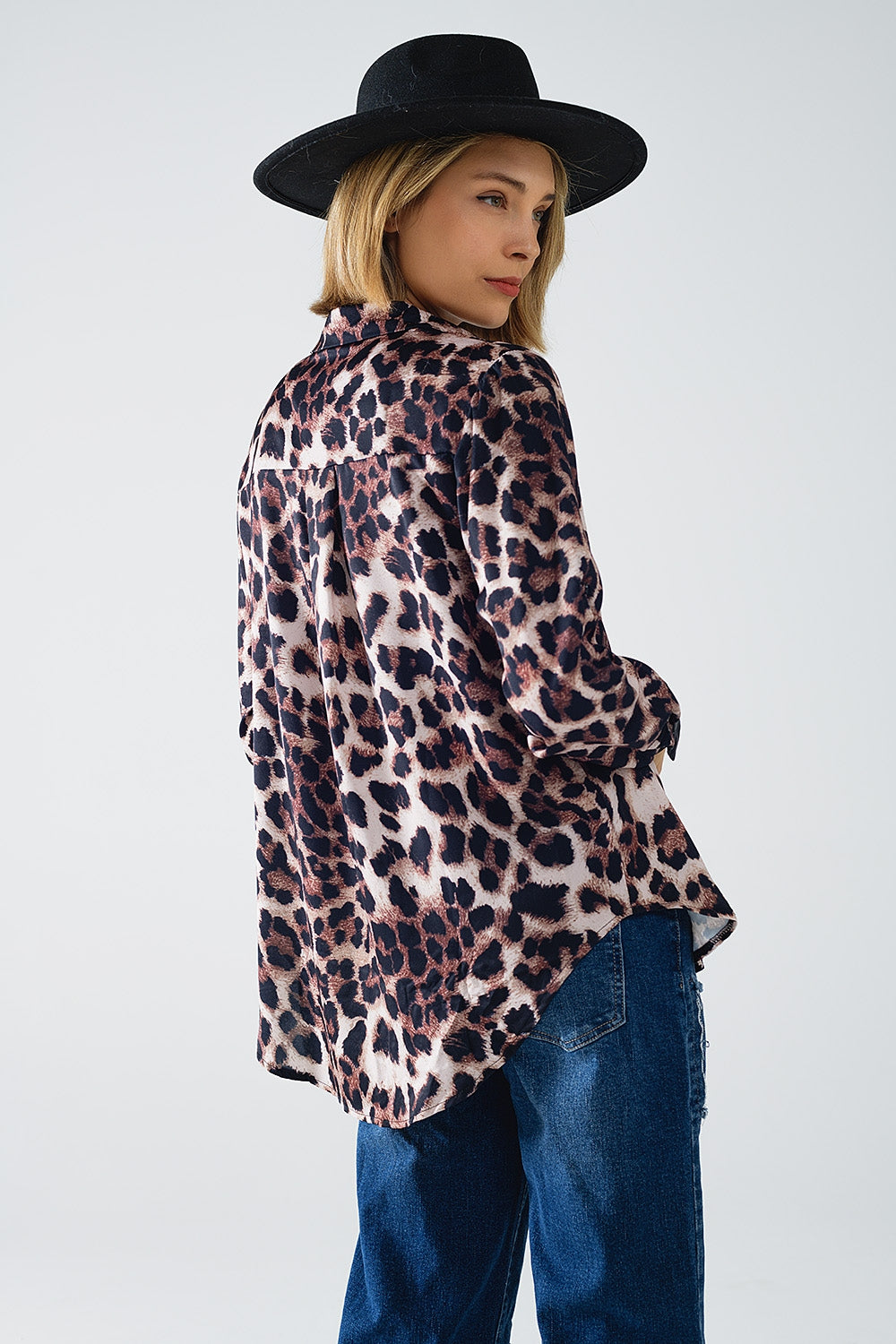camisa de leopardo con detalle de raso negro