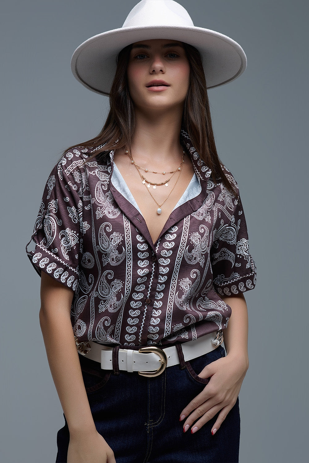 Camisa de manga corta con estampado de cachemira en marrón