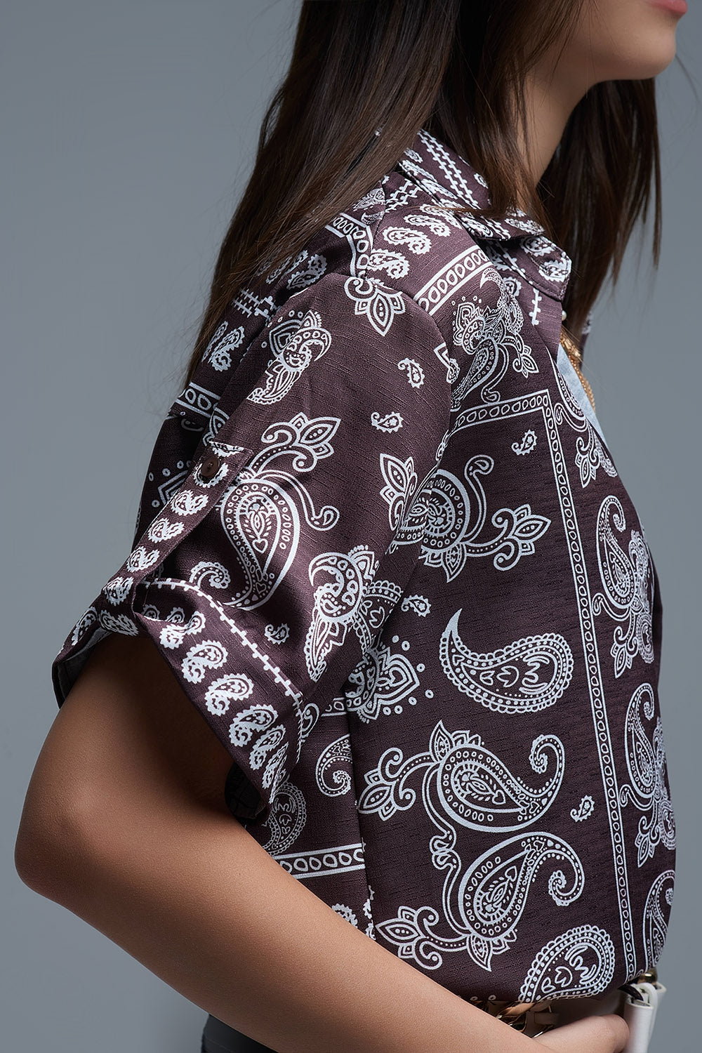 Camisa de manga corta con estampado de cachemira en marrón