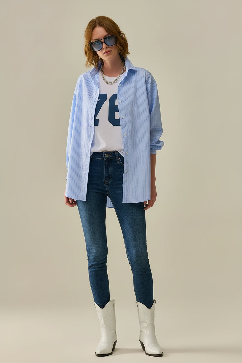 Outfit de mujer con camisa larga de rayas y brillos, jeans ajustados y botas cowboy blancas.