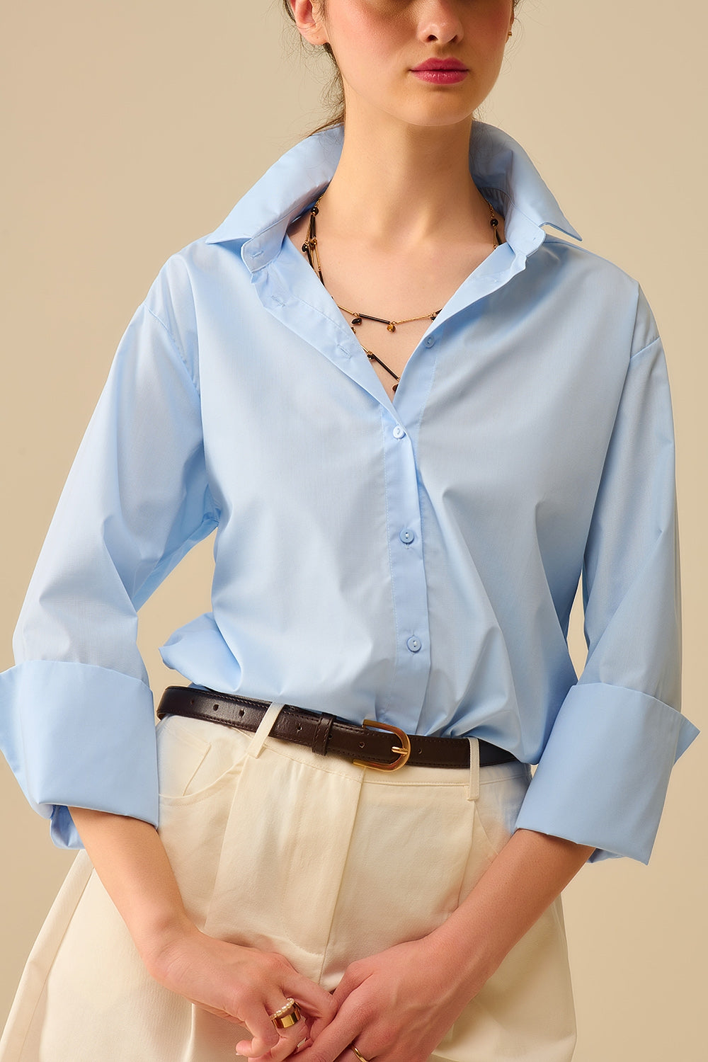 Camisa de popelina azul con puños extra anchos