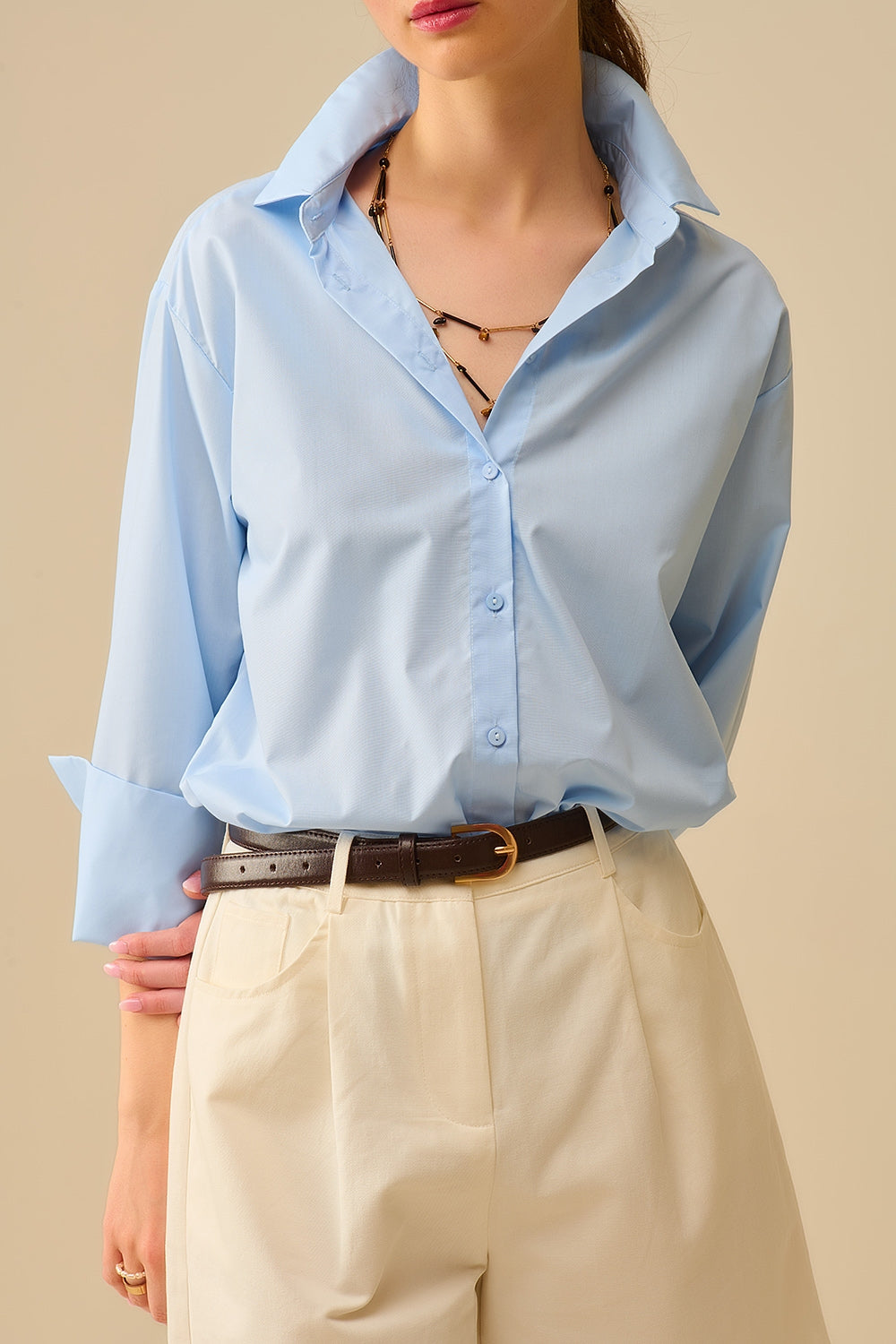 Camisa de popelina azul con puños extra anchos