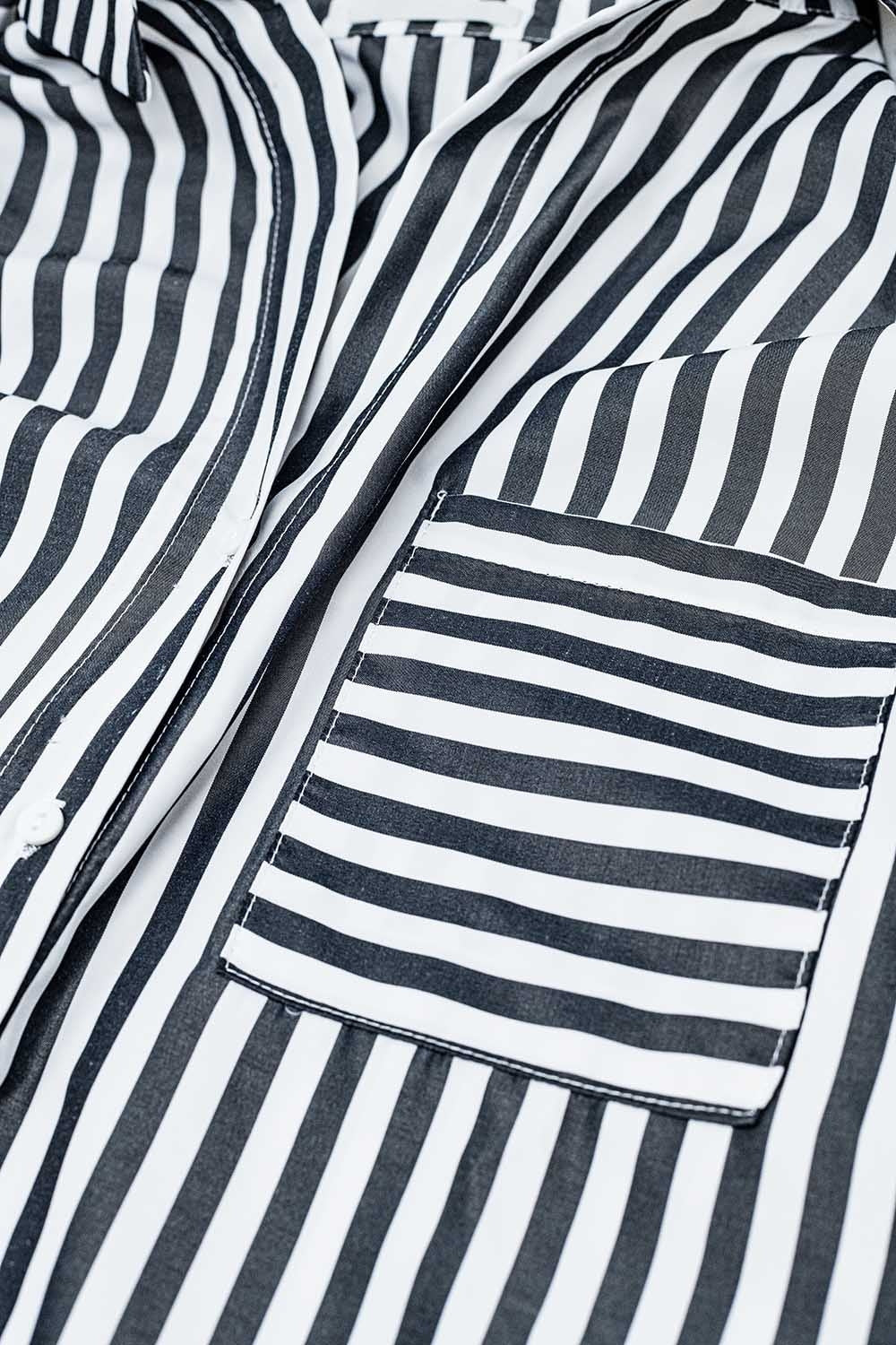 Camisa de popelina con rayas verticales en negro y bolsillo en el pecho