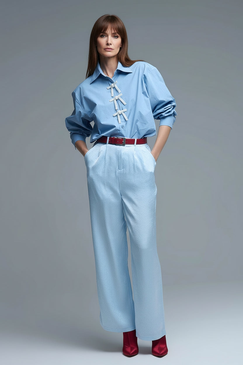 Camisa de popelina oversize azul con botones de lazo de cuentas blancas