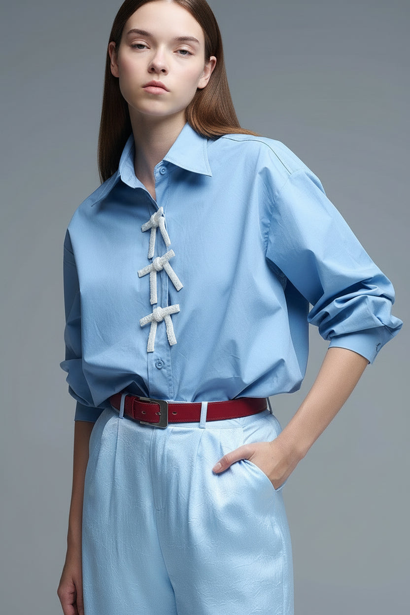 Camisa de popelina oversize azul con botones de lazo de cuentas blancas