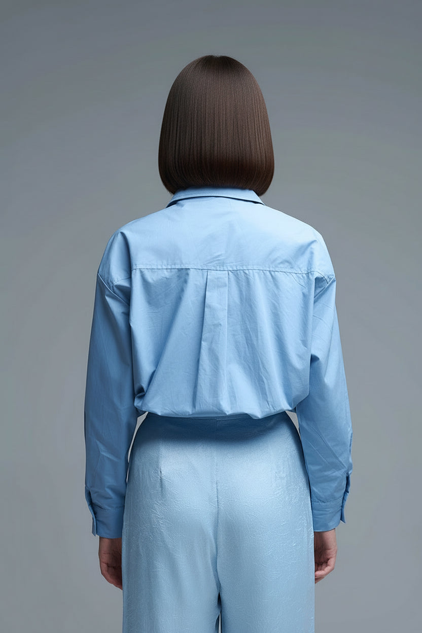 Camisa de popelina oversize azul con botones de lazo de cuentas blancas