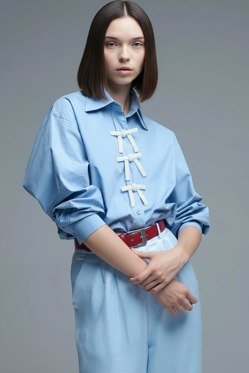 Q2 Camisa de popelina oversize azul con botones de lazo de cuentas blancas