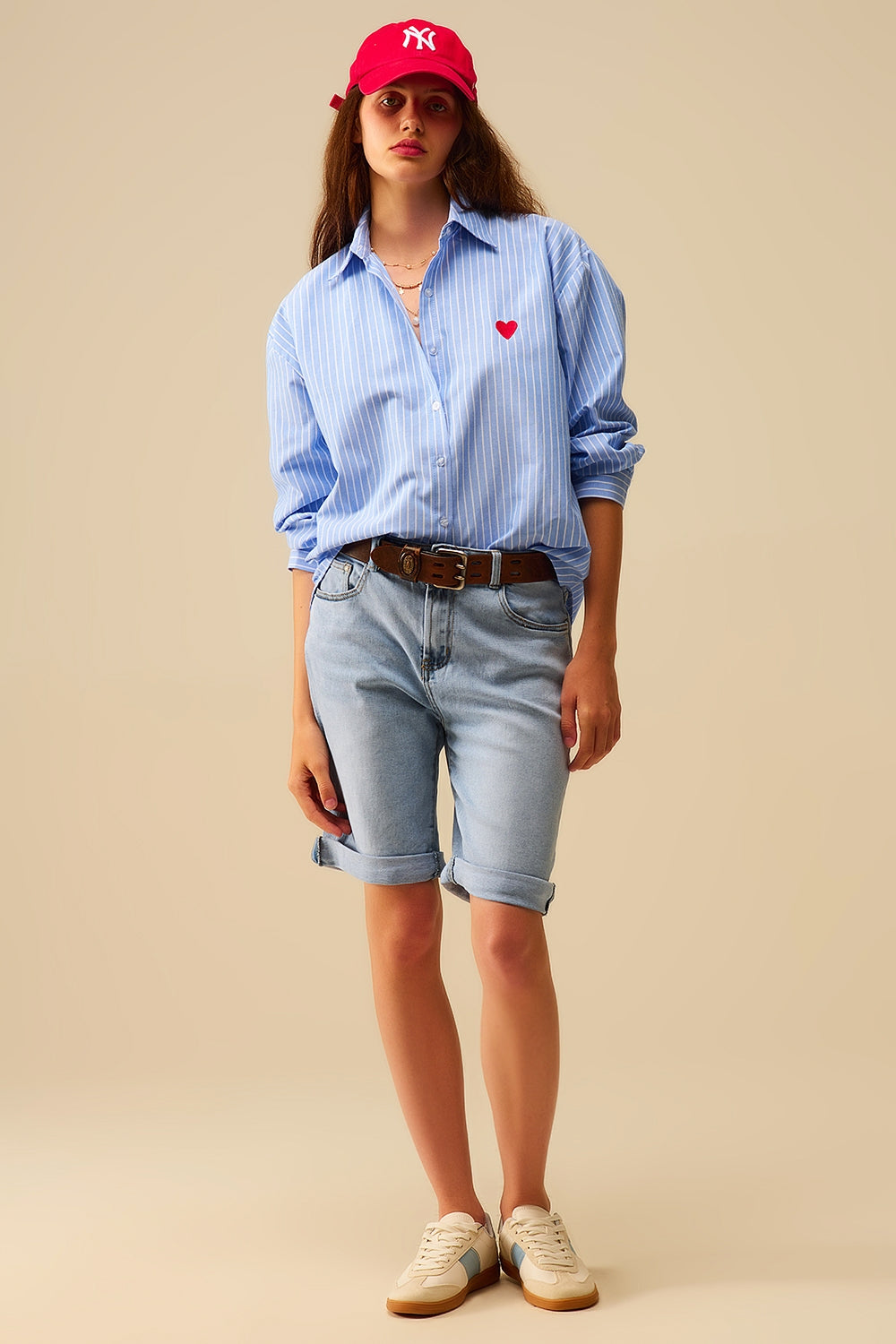 Camisa de rayas azules con bordado de corazón rojo