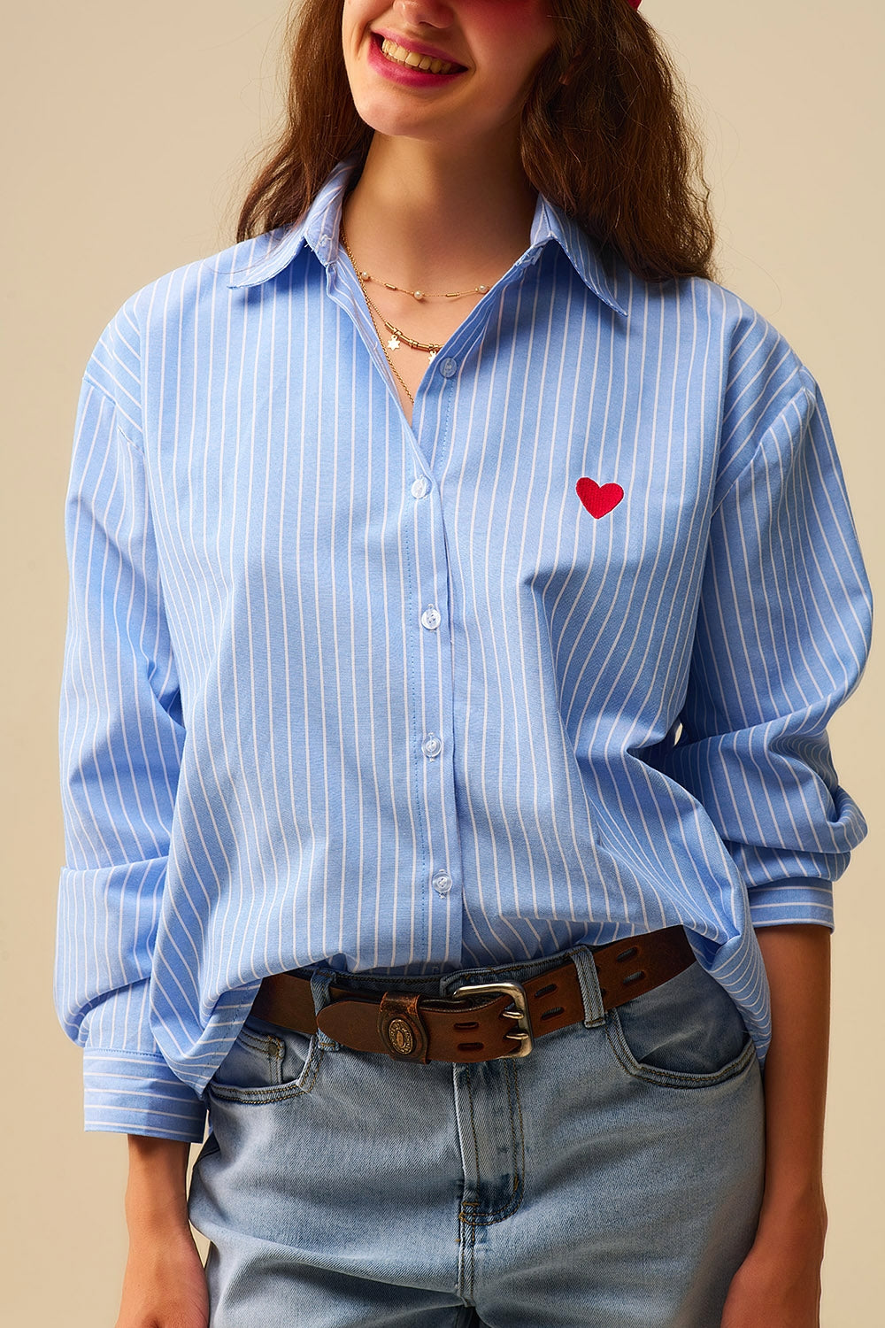 Camisa de rayas azules con bordado de corazón rojo