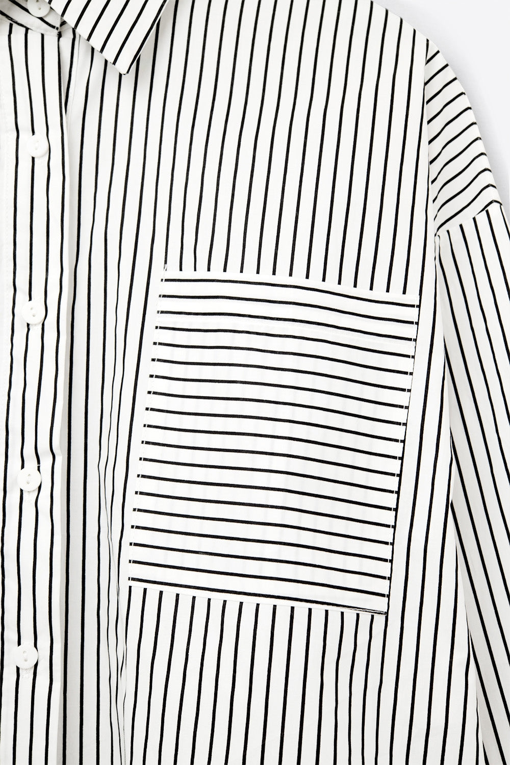 Camisa de rayas de talle alto con bolsillo en el pecho en blanco y negro