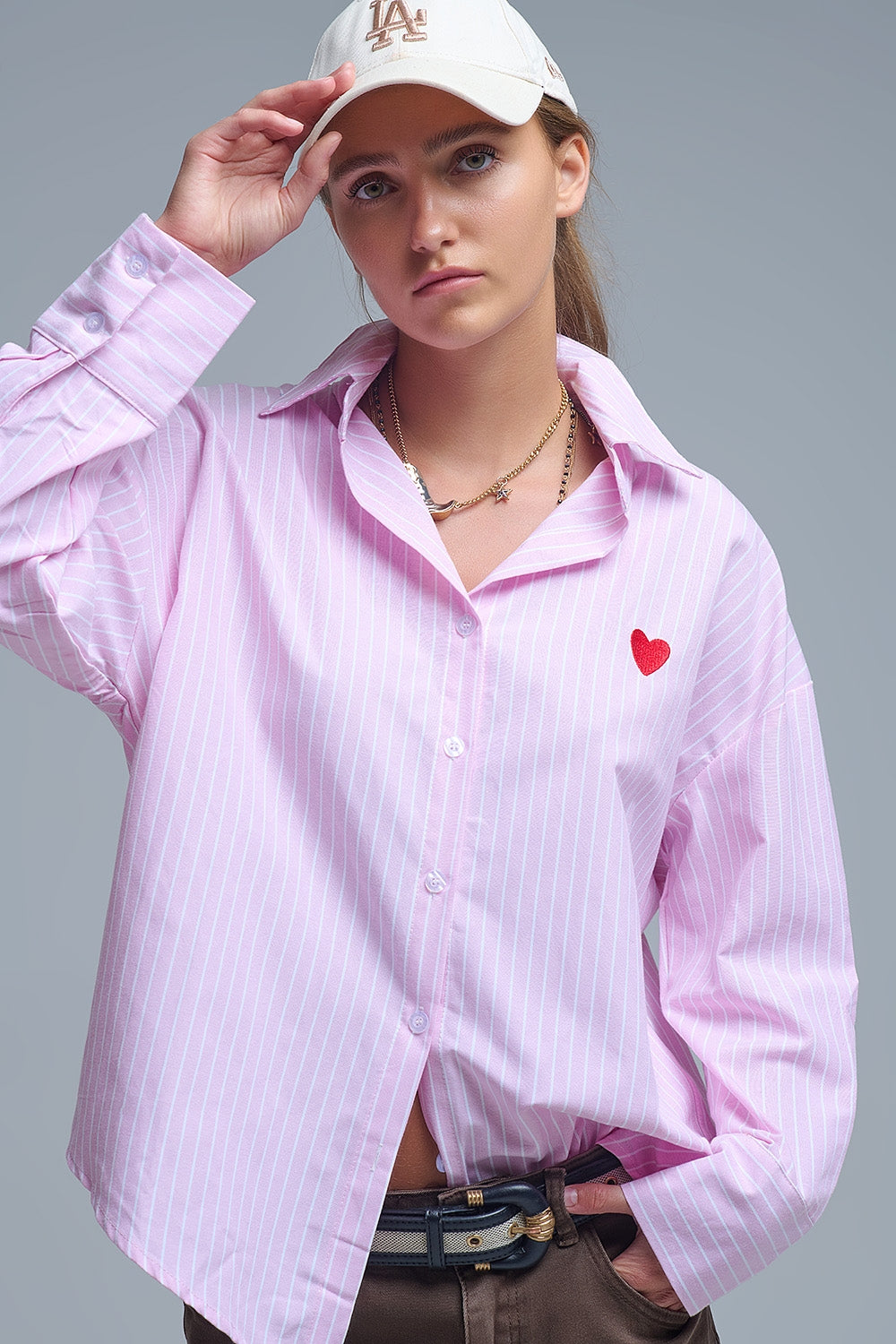 Camisa de rayas rosa con bordado de corazón rojo