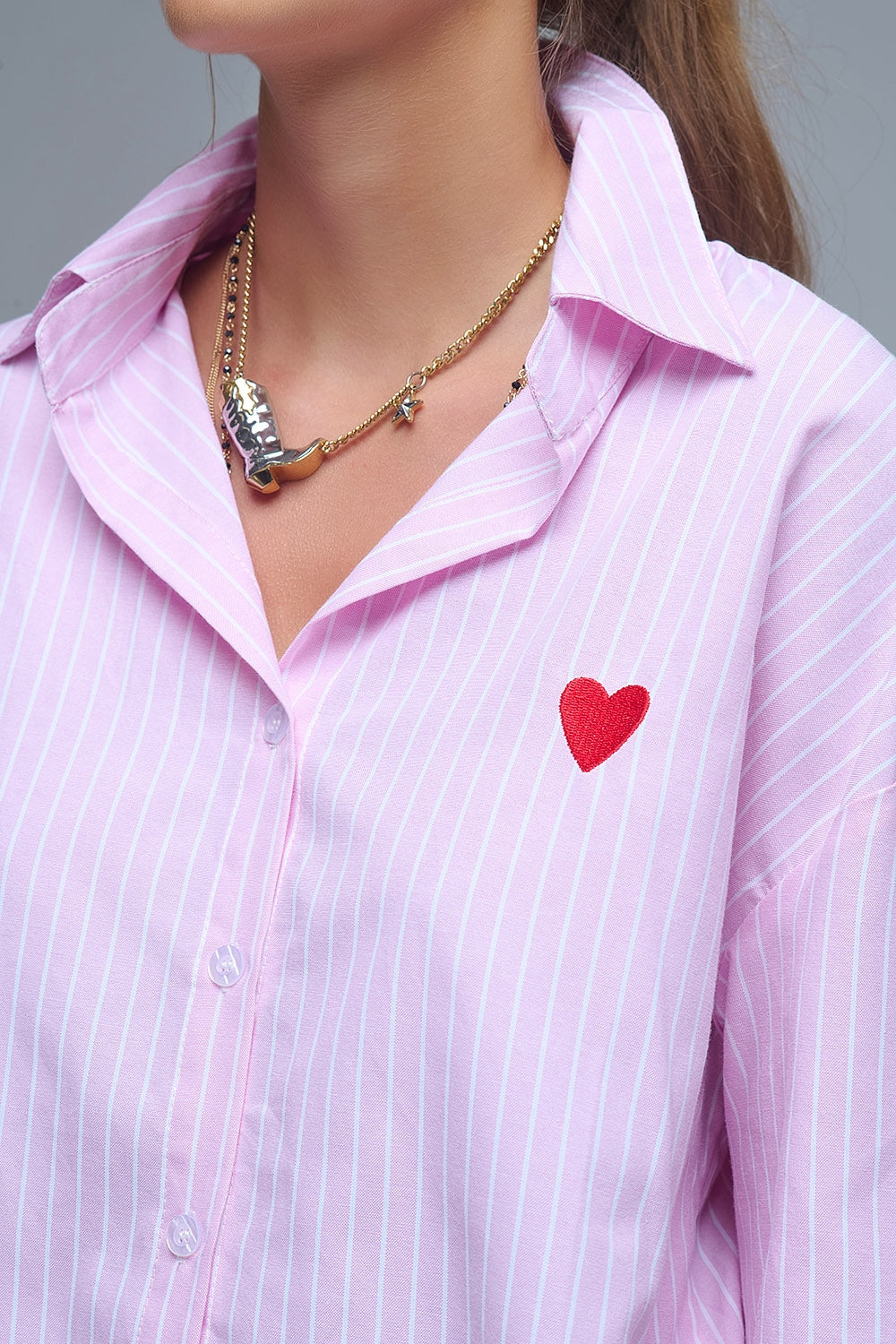 Camisa de rayas rosa con bordado de corazón rojo