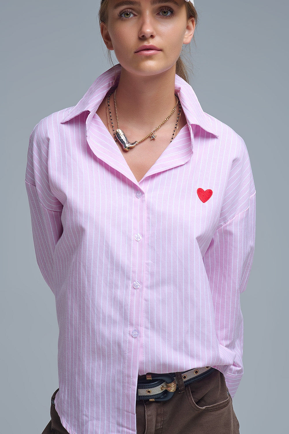 Q2 Camisa de rayas rosa con bordado de corazón rojo