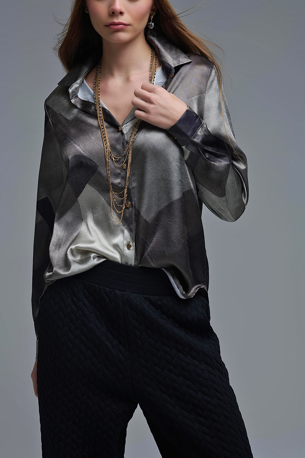 camisa de satén gris con estampado geométrico