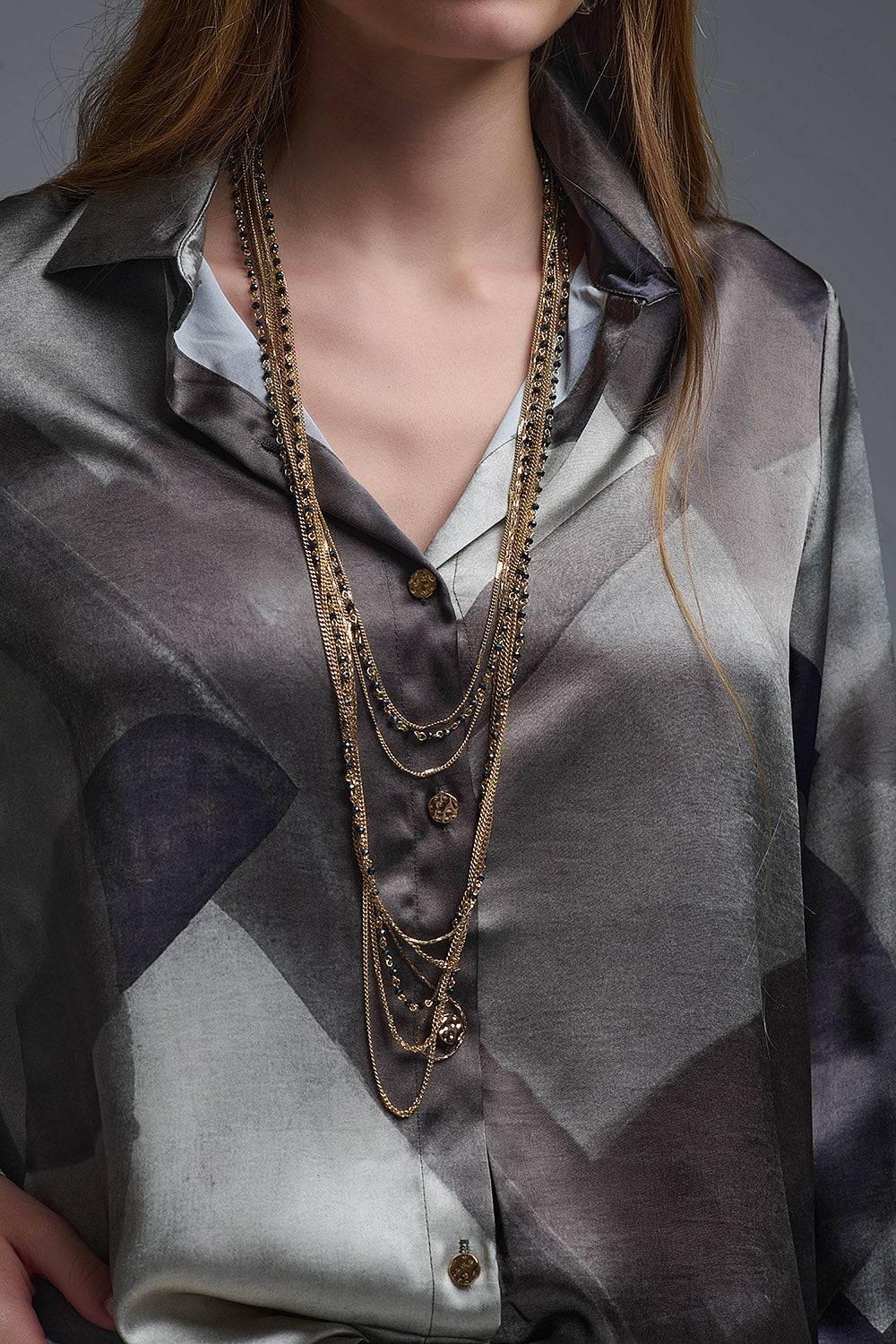 camisa de satén gris con estampado geométrico