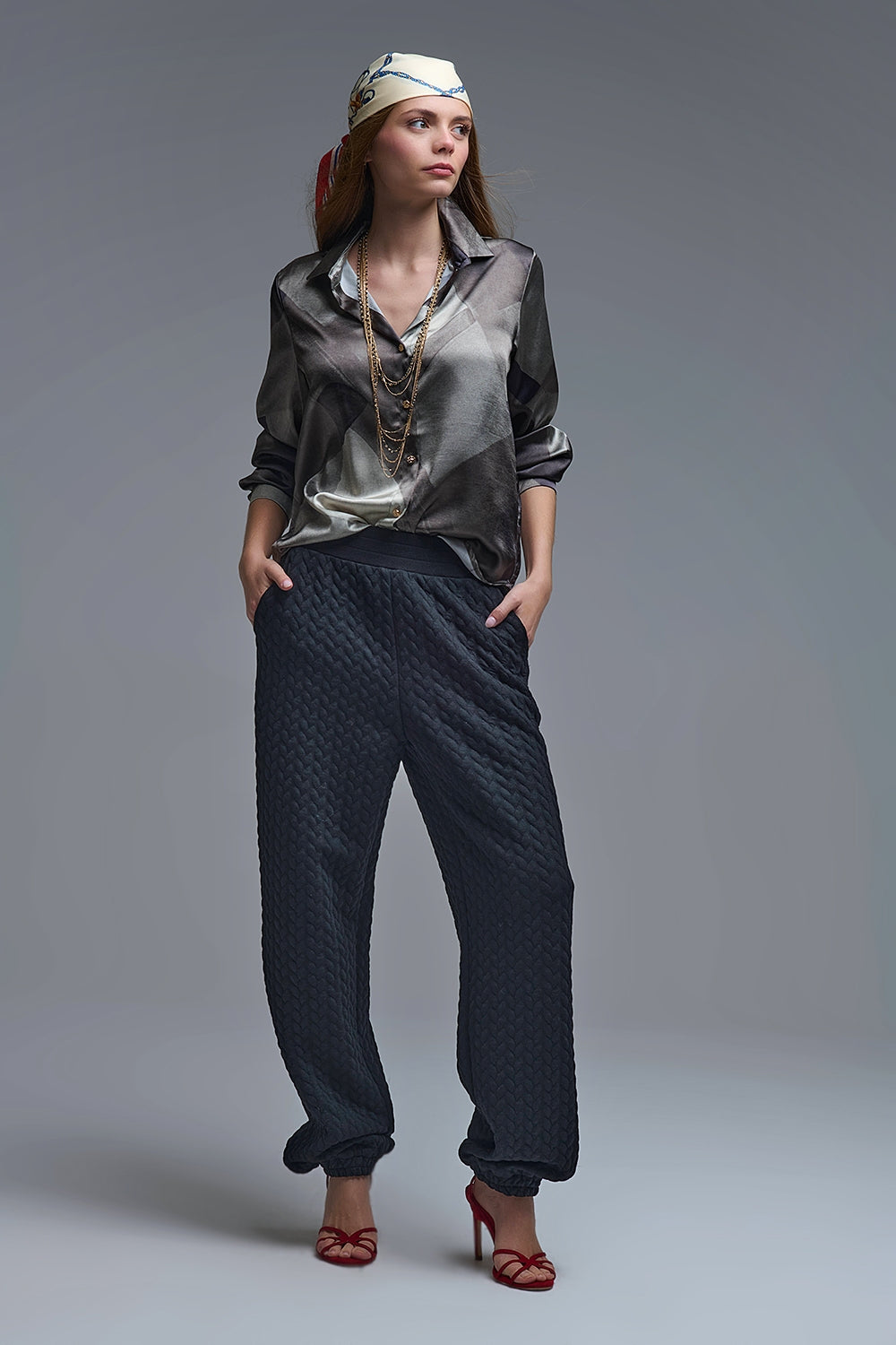 camisa de satén gris con estampado geométrico