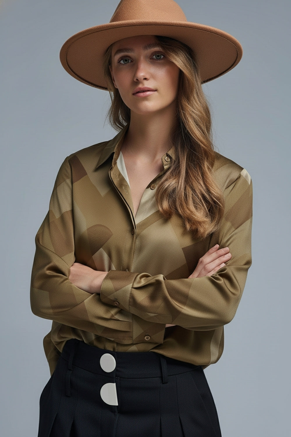 Camisa de satén verde con estampado geométrico