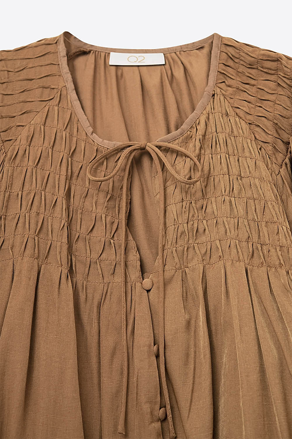 Camisa elegante de satén marrón con encaje - Tops - detalle