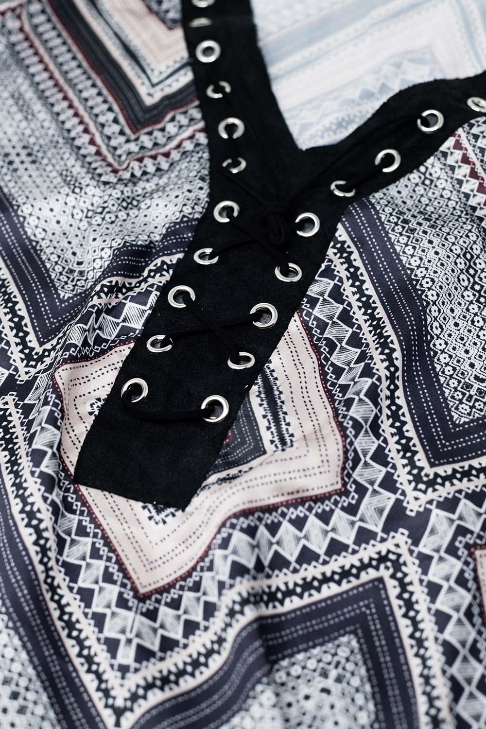 Camisa gris con estampado geométrico y detalle cruzado en el cuello