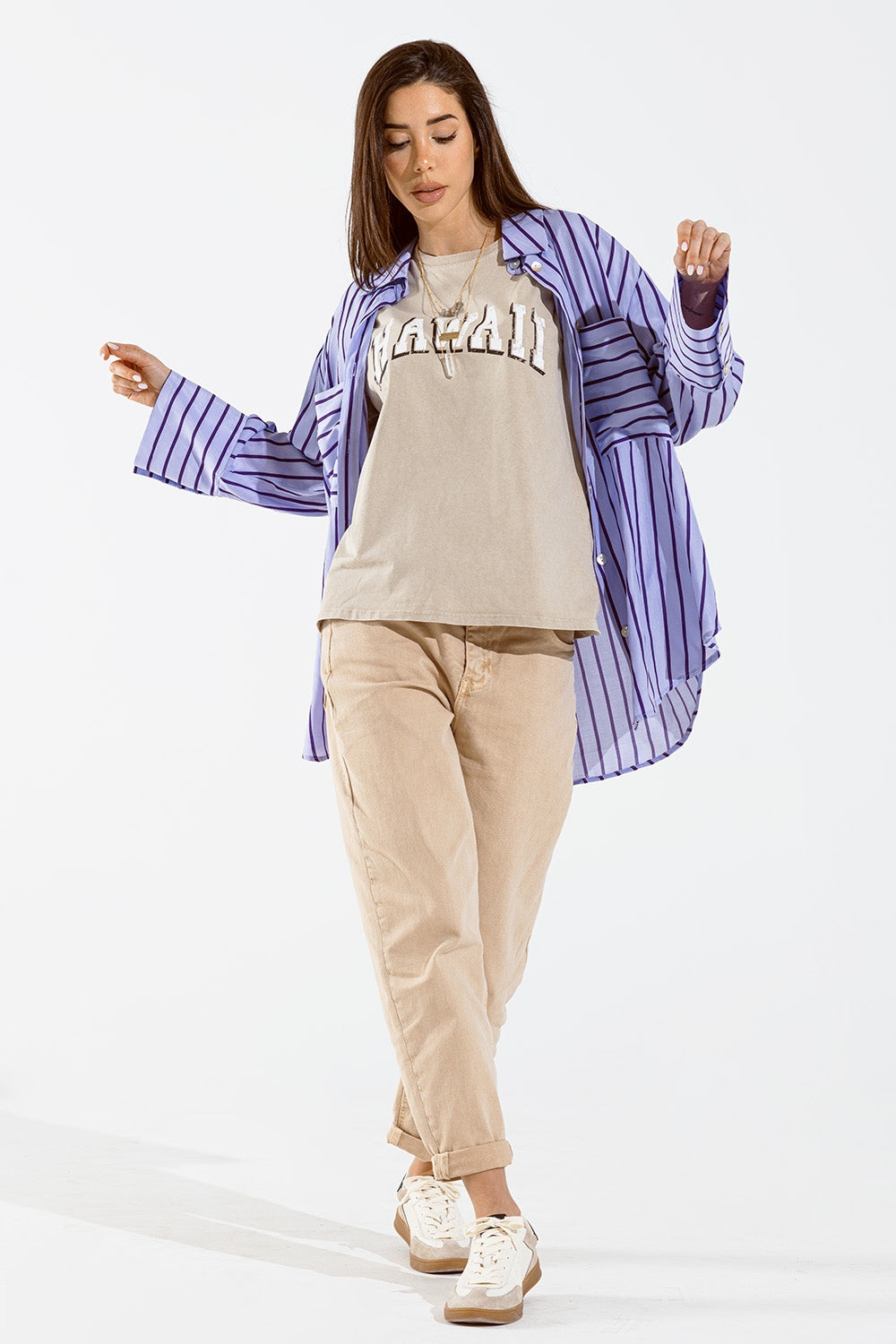 Camisa lavanda con rayas moradas y bolsillos en el pecho