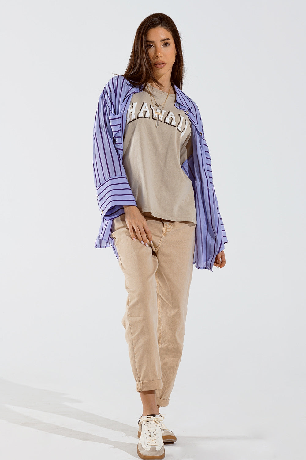 Camisa lavanda con rayas moradas y bolsillos en el pecho