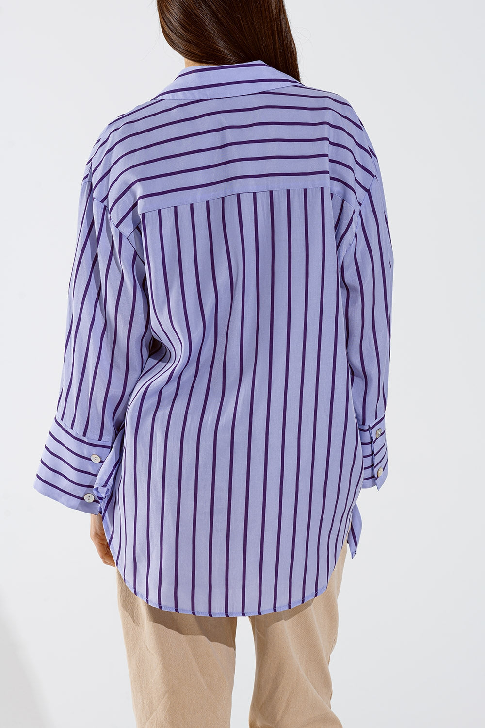 Camisa lavanda con rayas moradas y bolsillos en el pecho