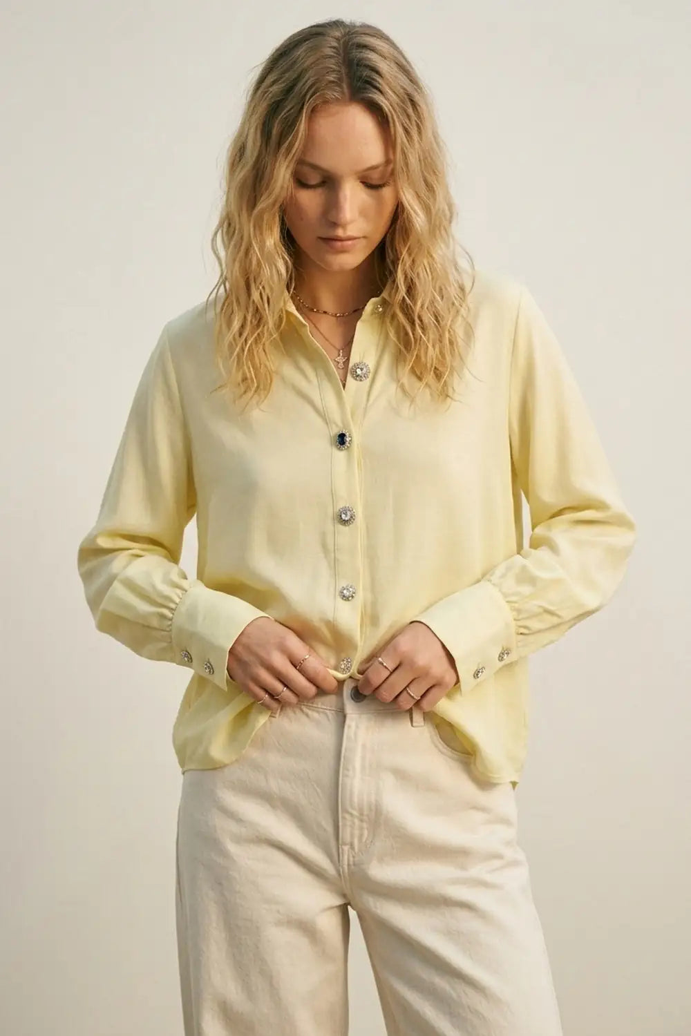 Camisa fluida de lyocell color amarillo claro con puños anchos y botones joya florales con cristales.