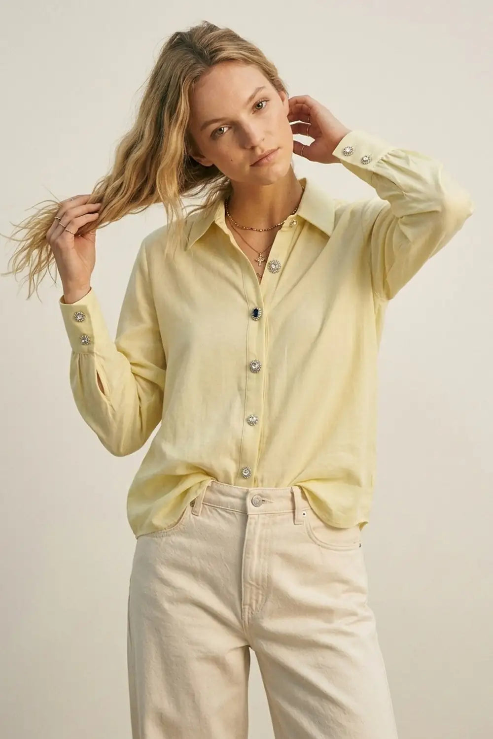 Camisa fluida de lyocell color amarillo claro con puños anchos y botones joya florales con cristales.