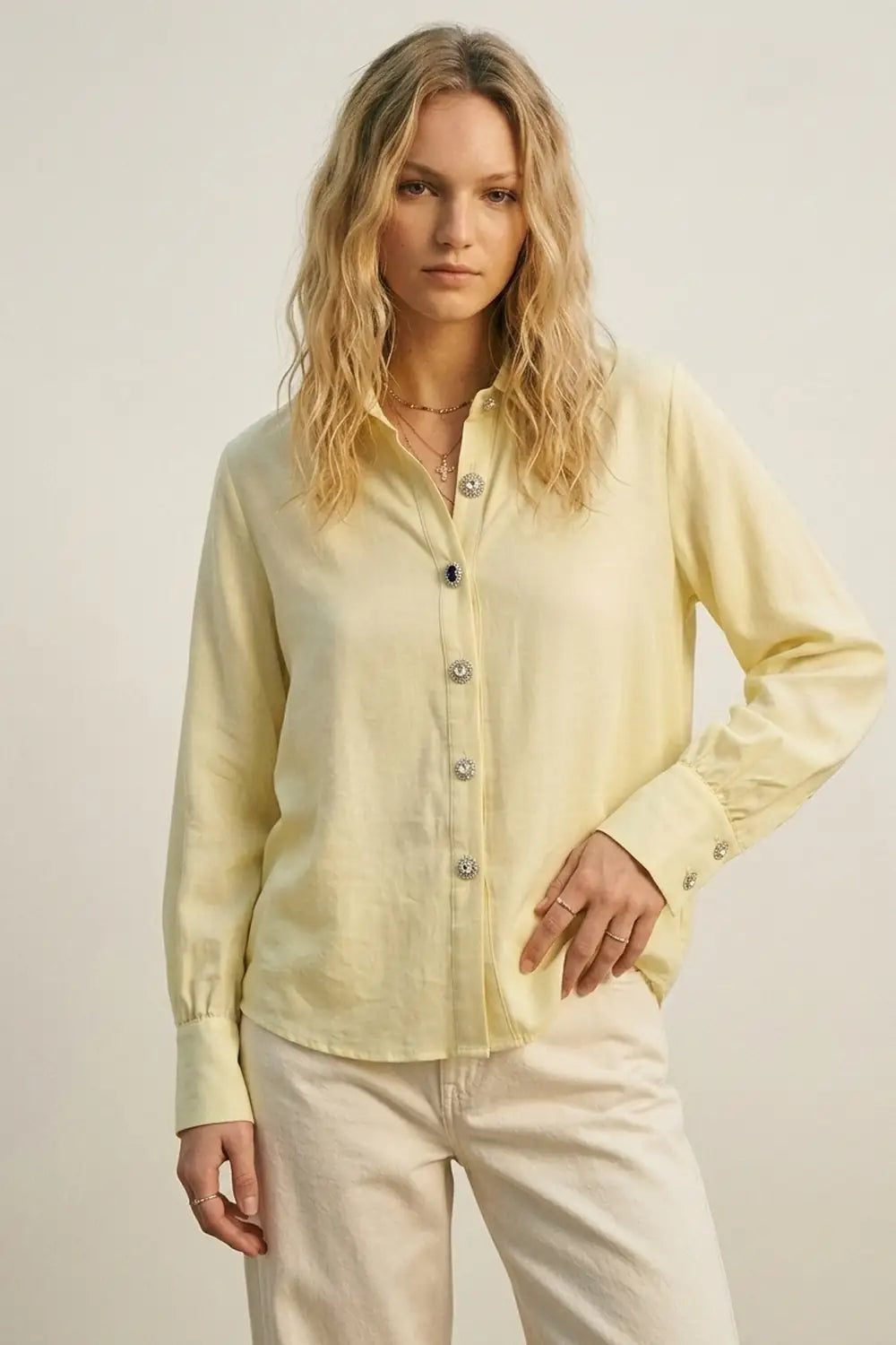 Camisa fluida de lyocell color amarillo claro con puños anchos y botones joya florales con cristales.