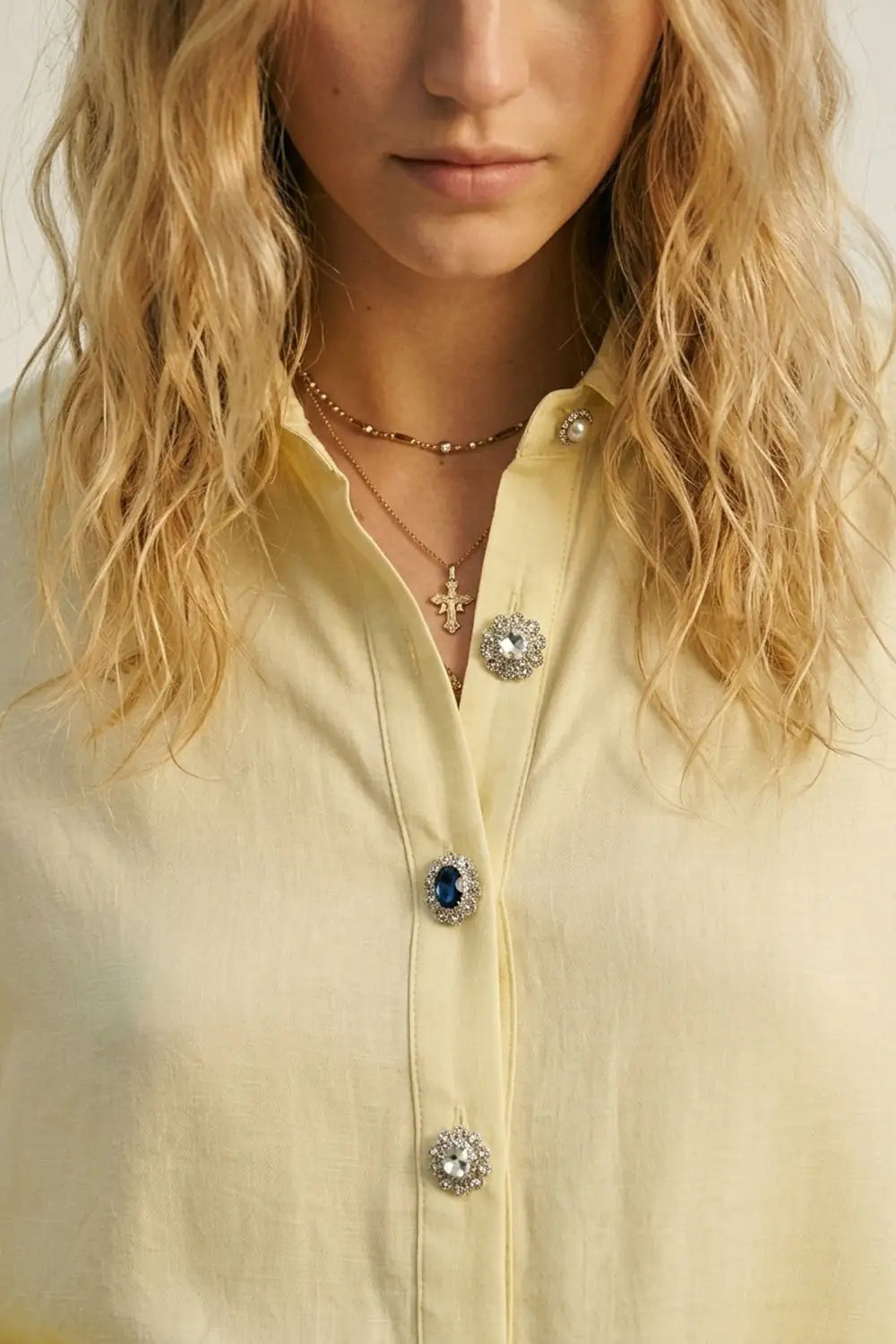 Camisa fluida de lyocell color amarillo claro con puños anchos y botones joya florales con cristales.