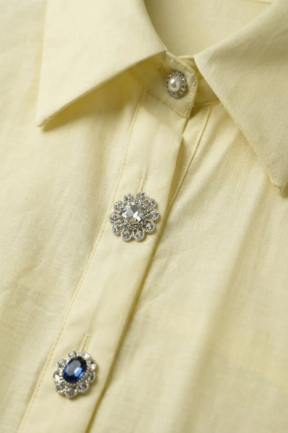 Camisa fluida de lyocell color amarillo claro con puños anchos y botones joya florales con cristales.