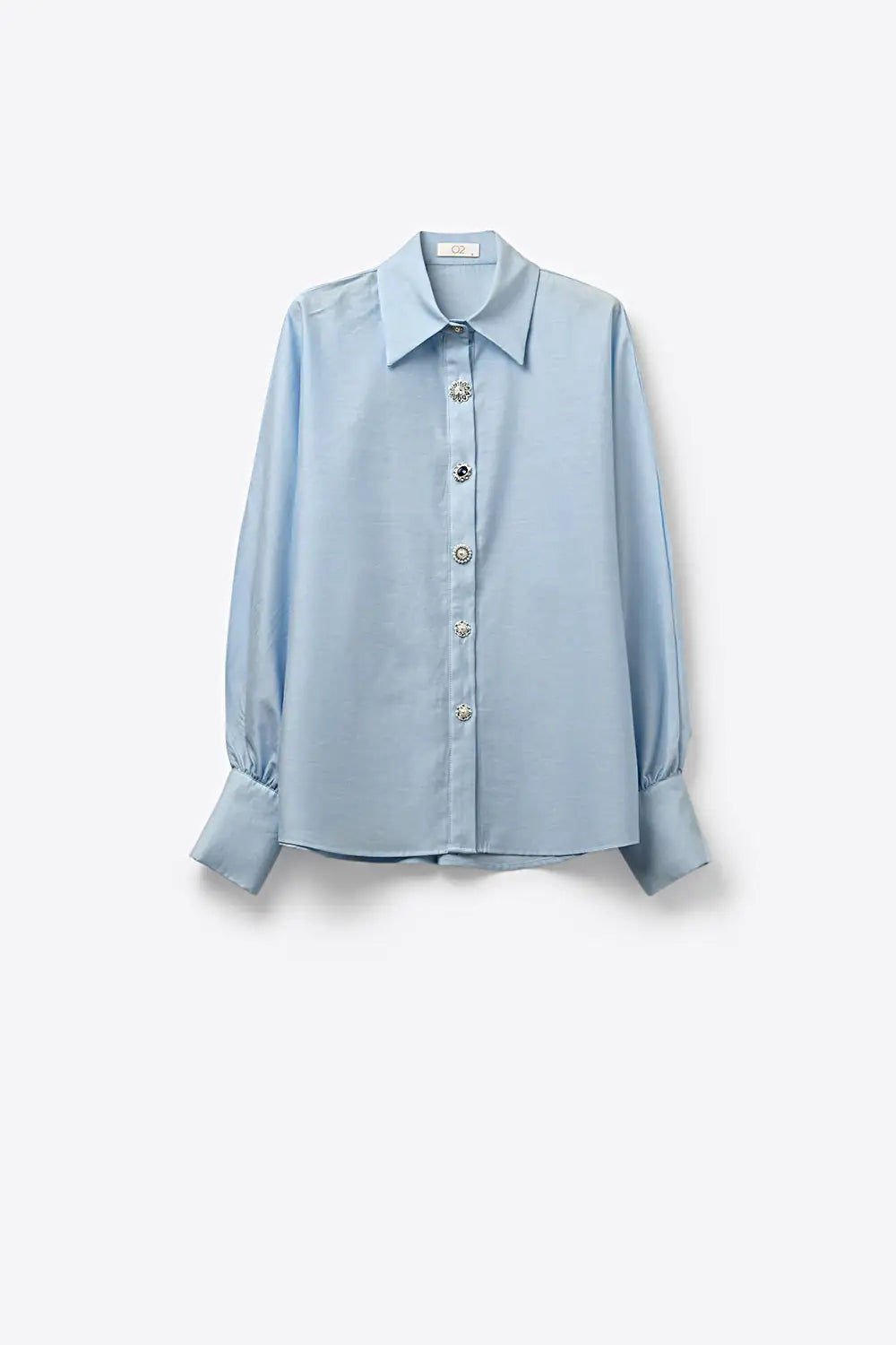 Camisa fluida de lyocell color azul claro con puños anchos y botones joya variados con cristales y zafiro azul.