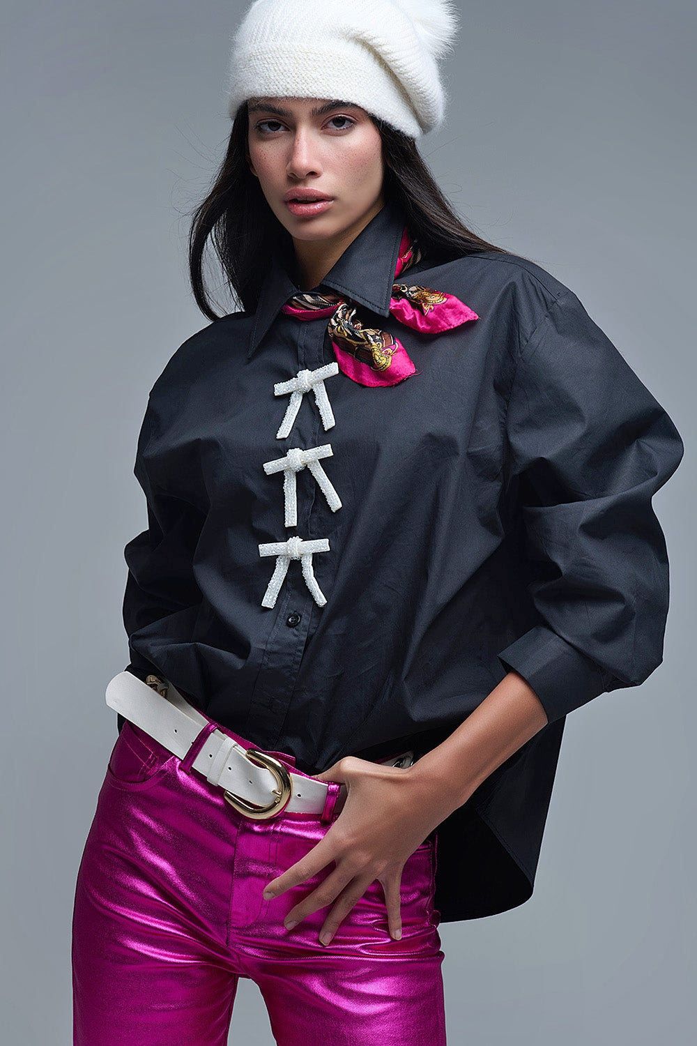 Q2 Camisa negra oversize de popelina con botones blancos de cuentas