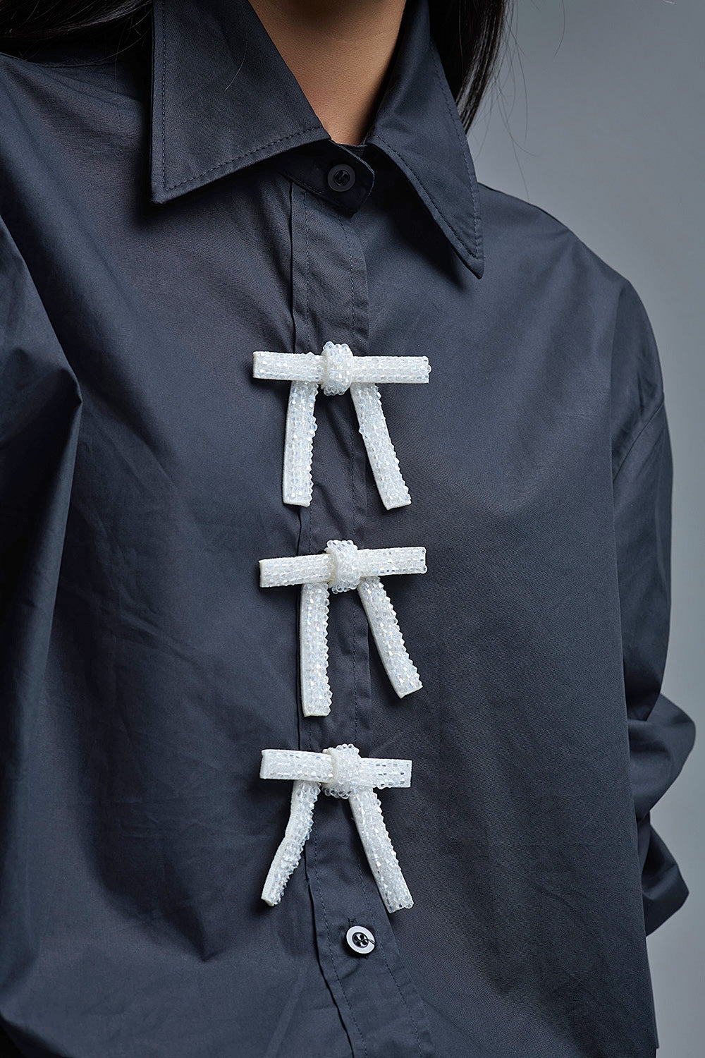 Camisa negra oversize de popelina con botones blancos de cuentas