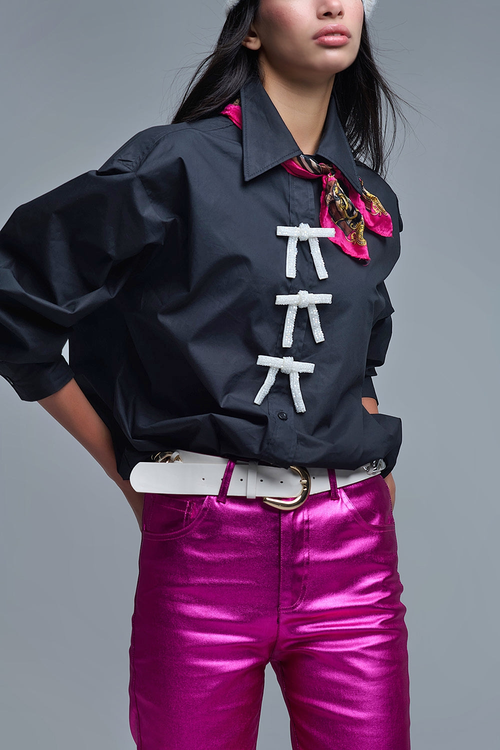 Camisa negra oversize de popelina con botones blancos de cuentas